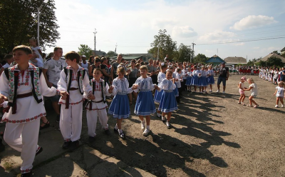В селі на Буковині встановили рекорд з наймасовішого виконання народного танцю - відео