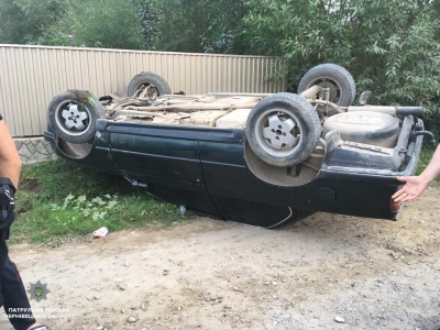 Перекинув іномарку: у Чернівцях п'яний водій не впорався з керуванням