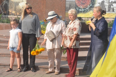 На Центральній площі вшанували загиблих під Іловайськом: серед них троє чернівчан - фото