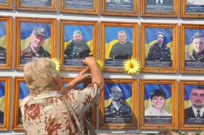 На Центральній площі вшанували загиблих під Іловайськом: серед них троє чернівчан - фото