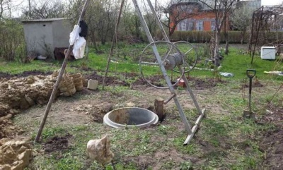 На Буковині чоловіка засипало землею під час копання криниці: наразі шукають тіло