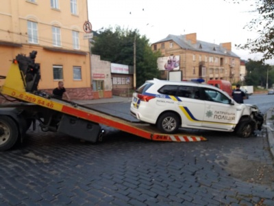 У Чернівцях автомобіль патрульних врізався у бетонний стовп - фото