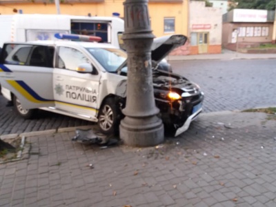 У Чернівцях автомобіль патрульних врізався у бетонний стовп - фото