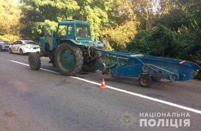 Поблизу Чернівців підліток на велосипеді потрапив під колеса трактора - фото