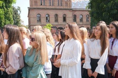 Окроплення святою водою та селфі з батьками: сотні першокурсників ЧНУ прийняли у студенти - фото