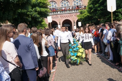 Окроплення святою водою та селфі з батьками: сотні першокурсників ЧНУ прийняли у студенти - фото