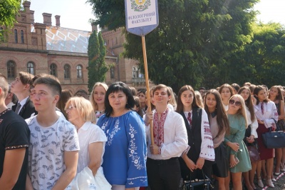 Окроплення святою водою та селфі з батьками: сотні першокурсників ЧНУ прийняли у студенти - фото