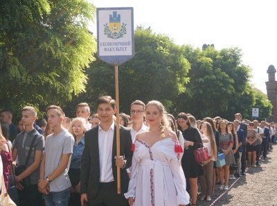 Окроплення святою водою та селфі з батьками: сотні першокурсників ЧНУ прийняли у студенти - фото