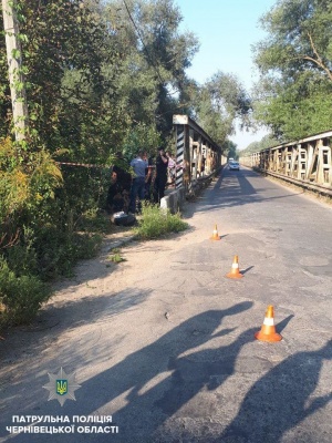 «Volkswagen» злетів з мосту в Чернівцях: водій викрав авто і втікав від патрульних
