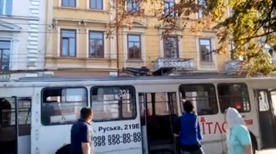 «Дим, паніка»: у Чернівцях на ходу загорівся тролейбус - відео