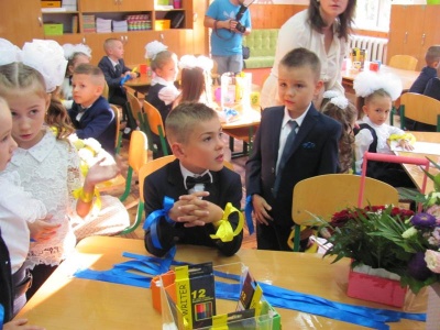 Вишиванки, квіти і дитячі посмішки: як пройшов Перший дзвоник у школах Чернівців - фото