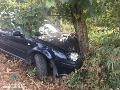 Врізався у дерево і збрехав, що авто вкрали: у Чернівцях поліція затримала ще одного п’яного водія