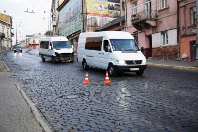 Бруківка порізала шини: на Гагаріна вишикувалась черга пошкоджених автівок - фото