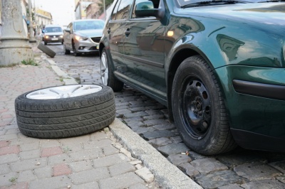 Бруківка порізала шини: на Гагаріна вишикувалась черга пошкоджених автівок - фото