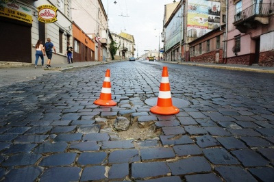 Бруківка порізала шини: на Гагаріна вишикувалась черга пошкоджених автівок - фото