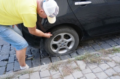 Бруківка порізала шини: на Гагаріна вишикувалась черга пошкоджених автівок - фото