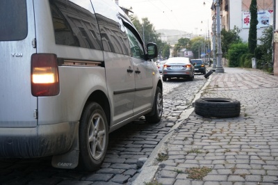 Бруківка порізала шини: на Гагаріна вишикувалась черга пошкоджених автівок - фото