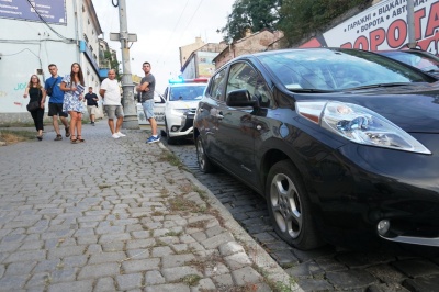 Бруківка порізала шини: на Гагаріна вишикувалась черга пошкоджених автівок - фото