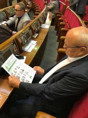 Ляшку та Оксані Продан показали газету про 29 «запроданців», які голосували за відставку Каспрука - фото