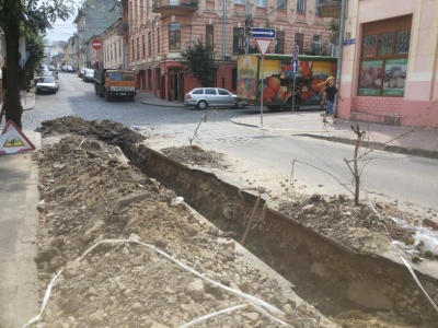 У центрі Чернівців під час ремонту труби стався спалах газу - фото