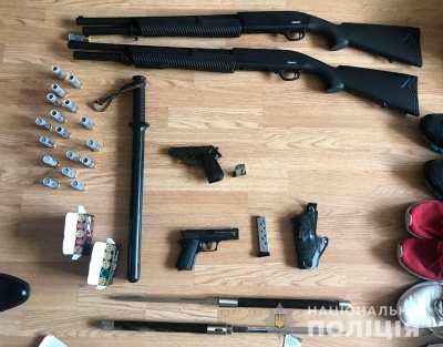 Пістолети, рушниці і ножі: у Чернівцях поліція вилучила у місцевого арсенал зброї