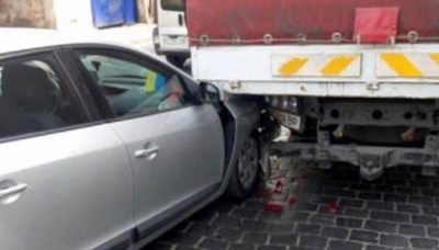 ДТП у Чернівцях: Renault заїхав під вантажівку