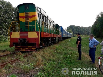 На Буковині поїзд важко травмував пенсіонера, який переходив колію в недозволеному місці