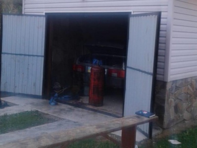 Жахливе вбивство на Буковині: господаря будинку виявили мертвим у гаражі