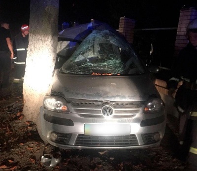 Вночі у Чернівцях іномарка врізалась у дерево: загинув 25-річний пасажир