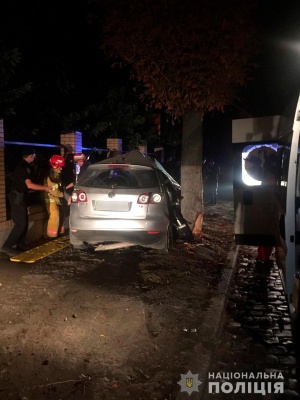 Вночі у Чернівцях іномарка врізалась у дерево: загинув 25-річний пасажир