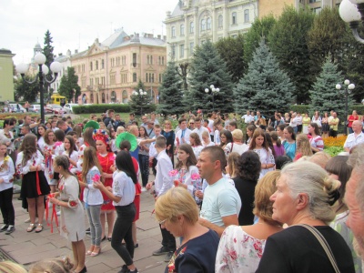 У Чернівцях влаштували концерт з нагоди 48-ї річниці першого виконання «Червоної рути»