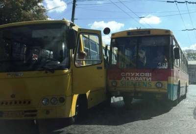 У центрі Чернівців тролейбус зіткнувся з маршруткою - фото