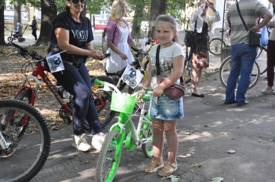 «Леді на велосипеді»: у Чернівцях десятки жінок влаштували велопарад - фото