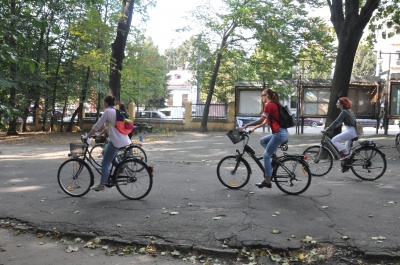 «Леді на велосипеді»: у Чернівцях десятки жінок влаштували велопарад - фото