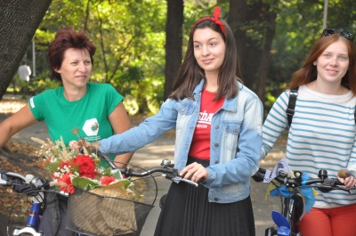 «Леді на велосипеді»: у Чернівцях десятки жінок влаштували велопарад - фото