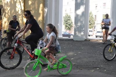 «Леді на велосипеді»: у Чернівцях десятки жінок влаштували велопарад - фото