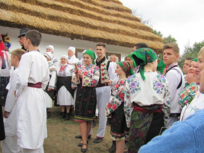 Викуп нареченої та частування калачами: у Чернівцях показали давнє весілля - фото