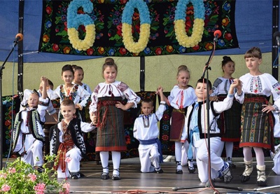 Село на Буковині, де «зростає добробут і збільшується народжуваність», відзначило ювілей