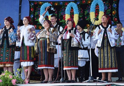 Село на Буковині, де «зростає добробут і збільшується народжуваність», відзначило ювілей