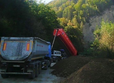 Дорогу на Буковину, яку перекривали жителі Прикарпаття, почали ремонтувати