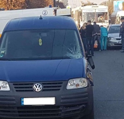 У Чернівцях біля автовокзалу збили жінку