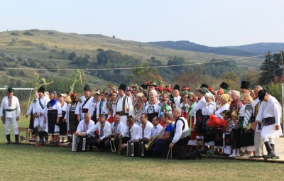 Національні костюми, коровай і наливки: у селі на Буковині відтворили стародавнє весілля - фото