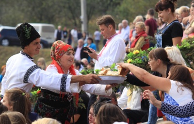 Національні костюми, коровай і наливки: у селі на Буковині відтворили стародавнє весілля - фото