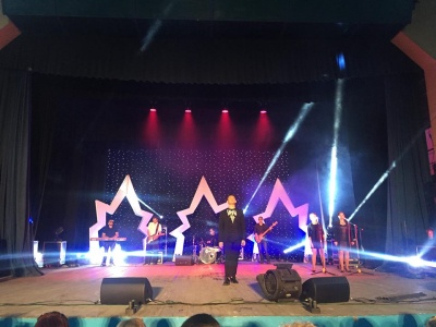 Павло Дворський із синами заспівав на благодійному концерті в Чернівцях