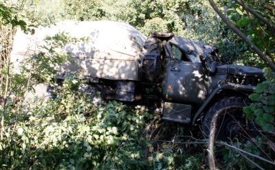 З'їхав з дороги: на Буковині перекинулась вантажівка, яка буксирувала БТР - фото