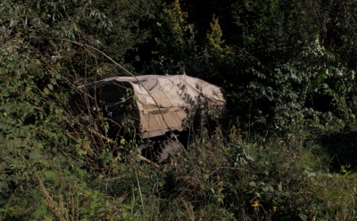 З'їхав з дороги: на Буковині перекинулась вантажівка, яка буксирувала БТР - фото