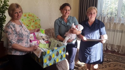 «Першою отримала Лізочка»: на Буковині сім'ям вручили перші «пакунки малюка» - фото