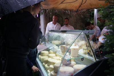 Встановили рекорд: у Чернівцях виготовили найбільшу головку сиру - фото