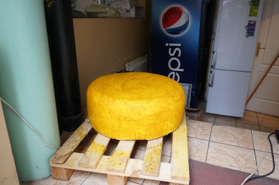 Встановили рекорд: у Чернівцях виготовили найбільшу головку сиру - фото