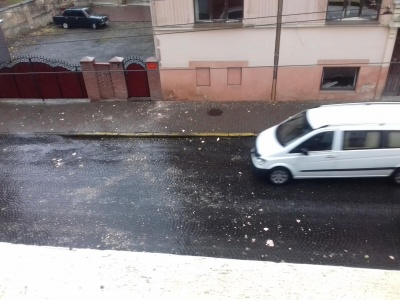 Негода в Чернівцях: через сильний вітер у центрі міста з будинку посипалась штукатурка
